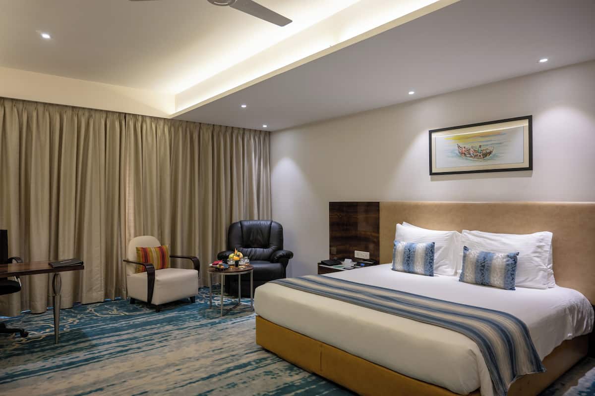 Executive Room | 1 bedroom, minibar, in-room safe, desk