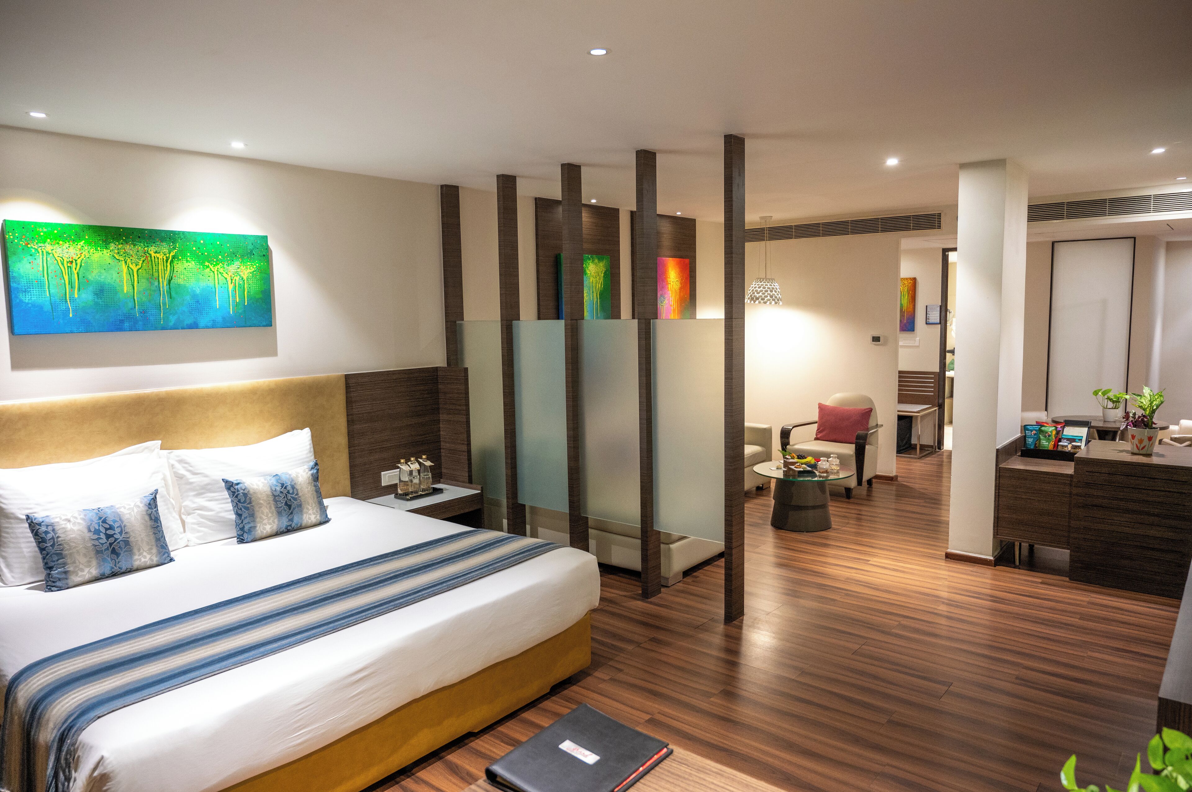 Junior-Suite | Minibar, Zimmersafe, Schreibtisch, laptopgeeigneter Arbeitsplatz