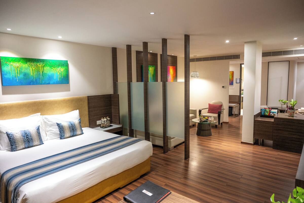 Minibar, caja de seguridad en la habitación y escritorio 