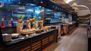 Una mesa de buffet con diversos alimentos y condimentos.