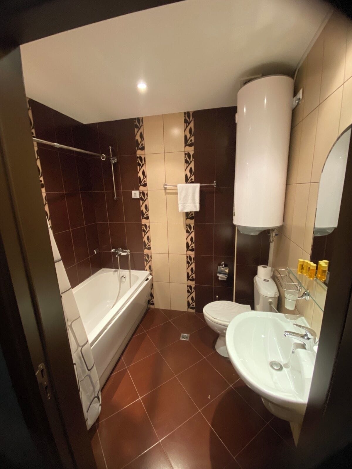 Une salle de bain avec une baignoire, des toilettes et un lavabo.