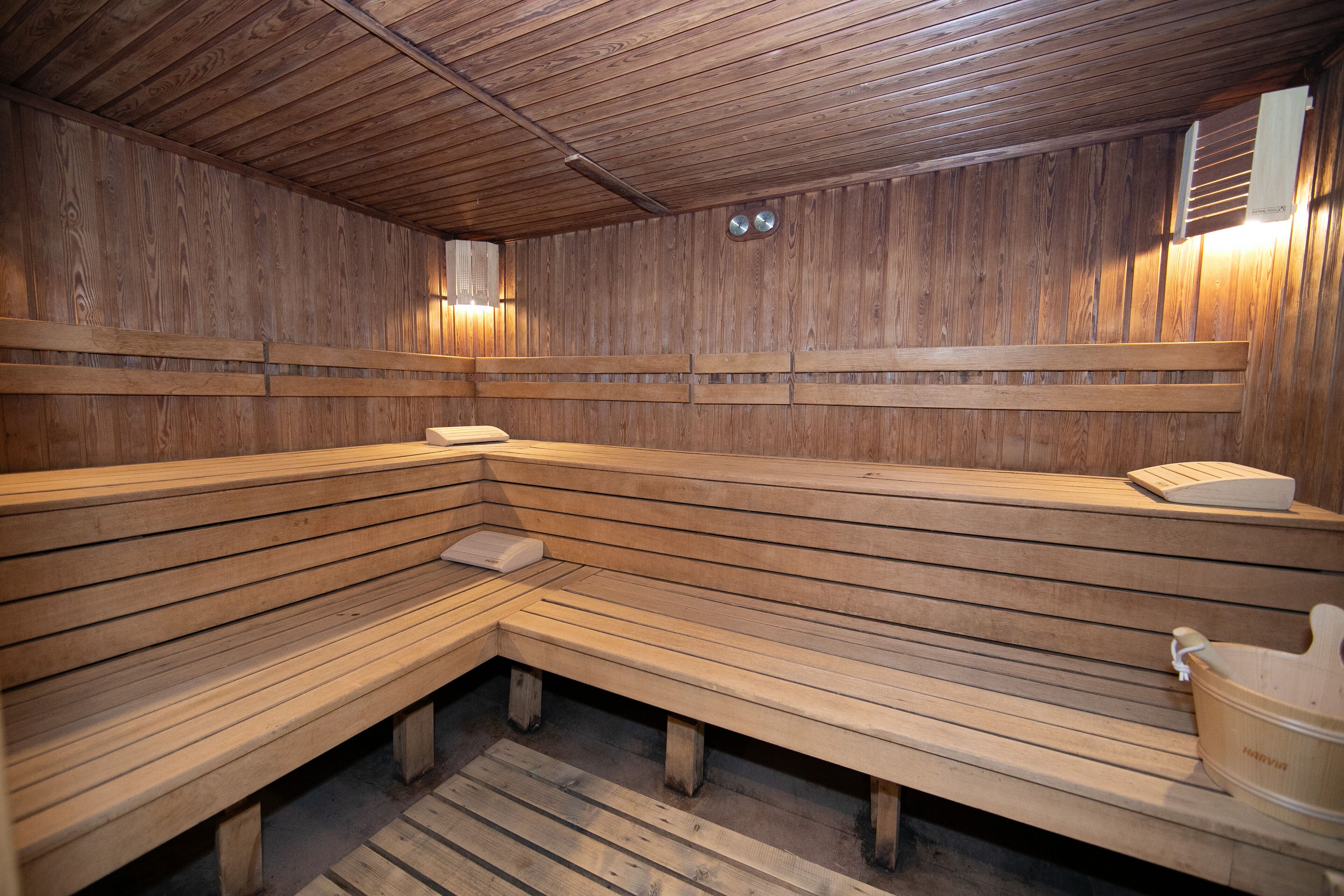 Sauna, jossa on puiset lauteet ja puinen seinä.