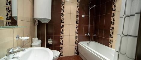 Ein Badezimmer mit Waschbecken, Toilette und Badewanne.