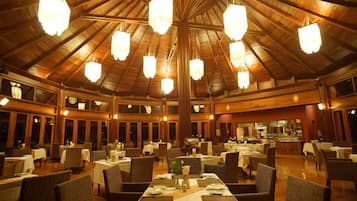 2 restaurants, breakfast, lunch, dinner served; international cuisine