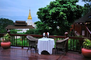 2 restaurants; breakfast, lunch and dinner served  - Pristine Lotus Resort (Nyaungshwe)