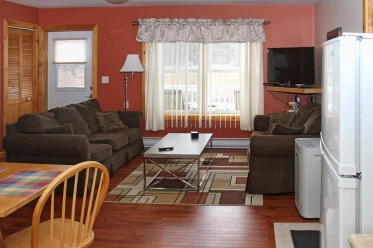 Cottage, 2 Bedrooms | Desk, iron/ironing board, WiFi (free), bed sheets