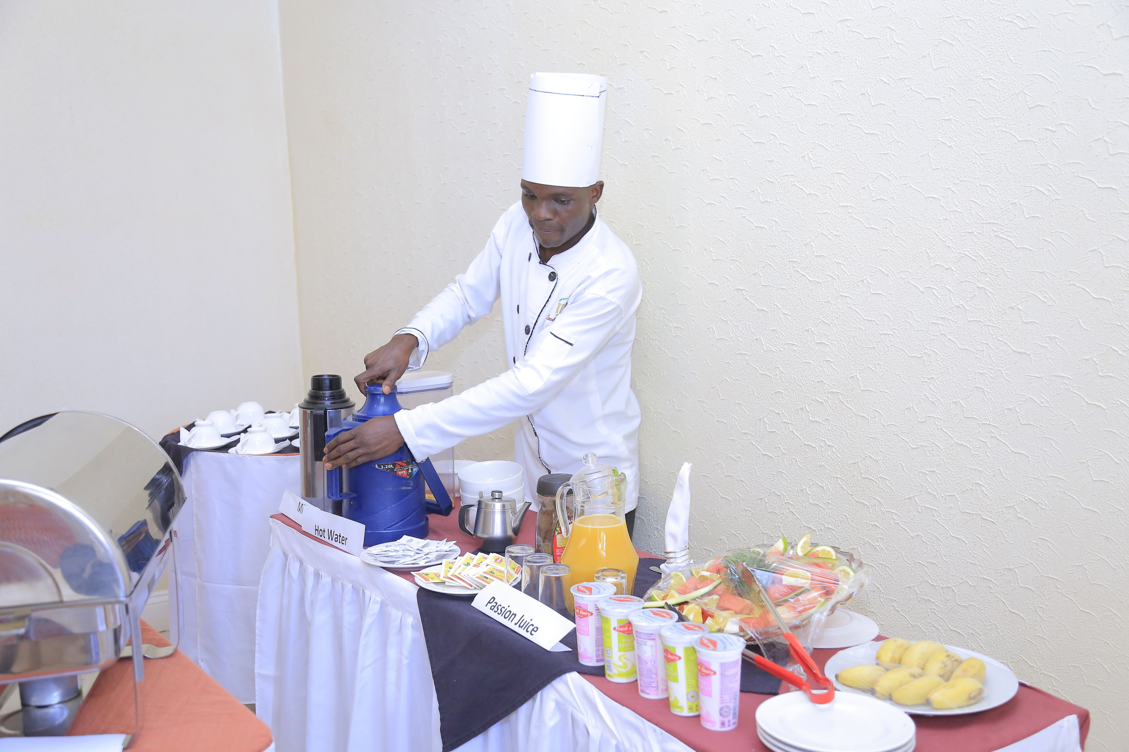 Una mesa de buffet con diversos alimentos y bebidas.