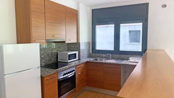 Full-size fridge, microwave, stovetop, espresso maker