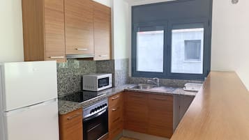 Großer Kühlschrank, Mikrowelle, Herdplatte, Espressomaschine