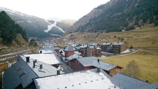 A mountainous village with traditional wooden buildings and a snow-covered landscape. - Apartamentos La Pleta Incles Suites 3000 (Soldeu)