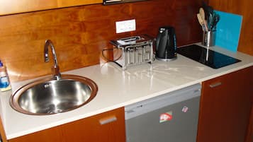 Departamento, 1 habitación | Cocineta privada | Refrigerador con congelador, microondas y parrilla de estufa