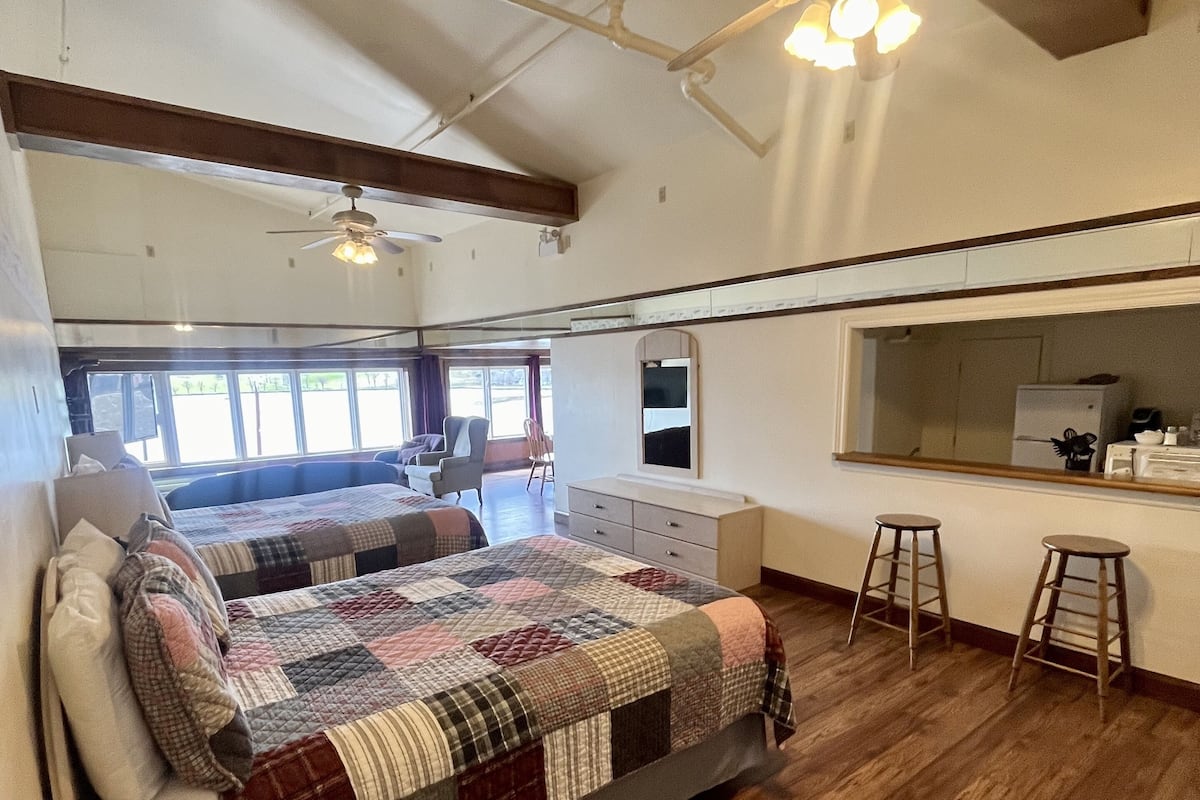Suite | 1 bedroom, iron/ironing board, free WiFi, bed sheets