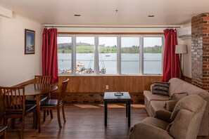 Room, 1 Queen Bed | Iron/ironing board, free WiFi, bed sheets - The Dockside Inn & Restaurant (Lunenburg)