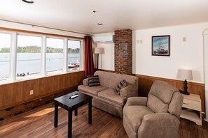 غرفة - سرير كبير | مكواة/لوح كي وواي فاي مجانًا وملاءات أسرّة