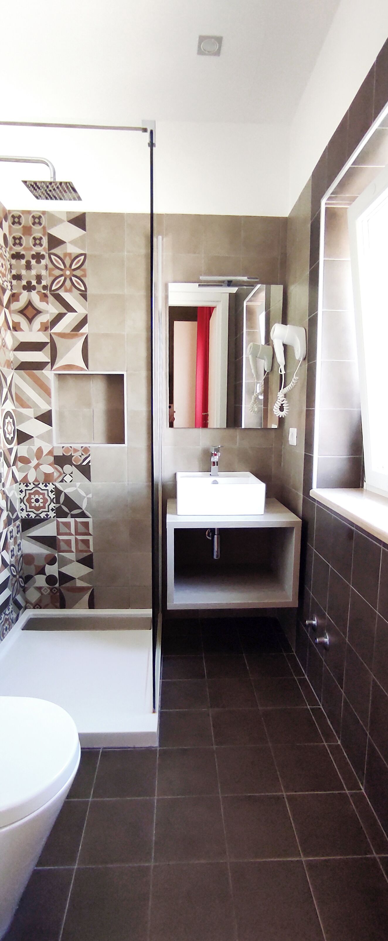 Un baño moderno con ducha, inodoro y lavamanos.