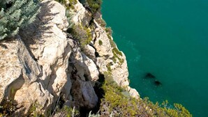 A coastal landscape with cliffs and a clear view of the sea. - Apulia Bed & Breakfast (Mattinata)