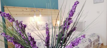 Escritorio, wifi gratis y ropa de cama 