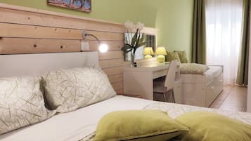 Dreibettzimmer | Schreibtisch, kostenloses WLAN, Bettwäsche