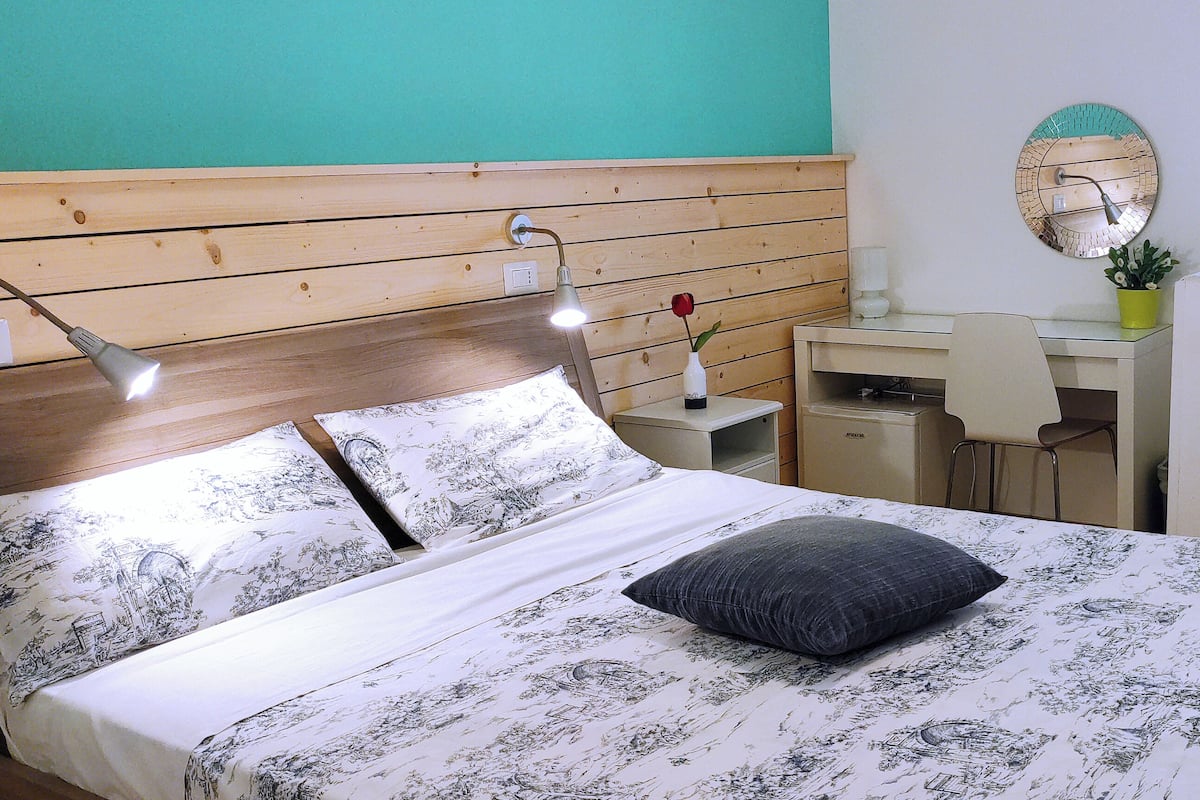 Double Room, Non Smoking (private external bathroom) | Desk, free WiFi, bed sheets