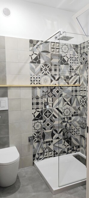 Shower, rainfall showerhead, hair dryer, bidet - Apulia Bed & Breakfast (Mattinata)