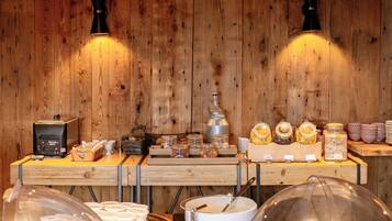 Daily continental breakfast (EUR 22.00 per person)