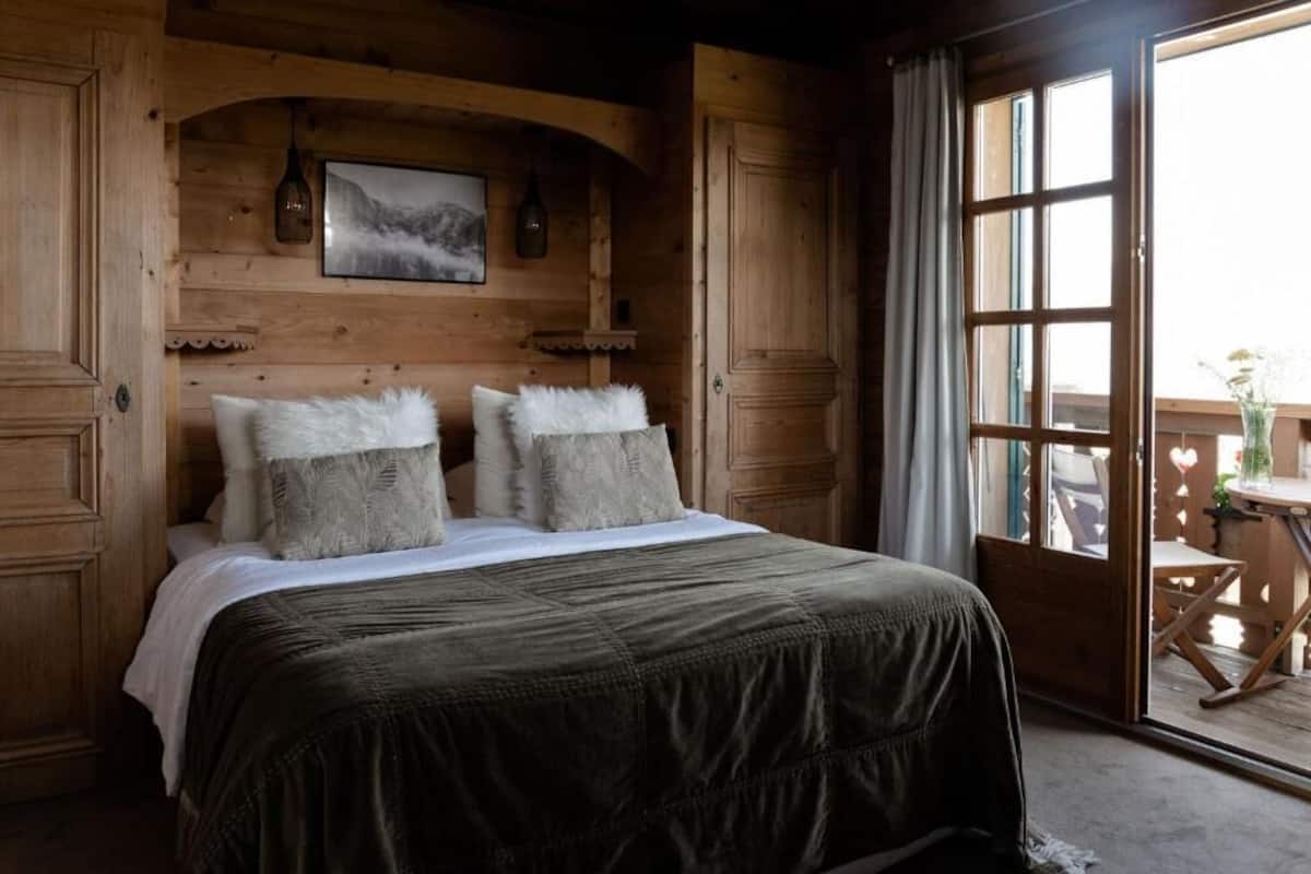 Premium bedding, in-room safe, desk, WiFi (free)