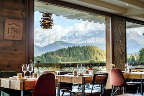 2 restaurants, dinner served, local cuisine