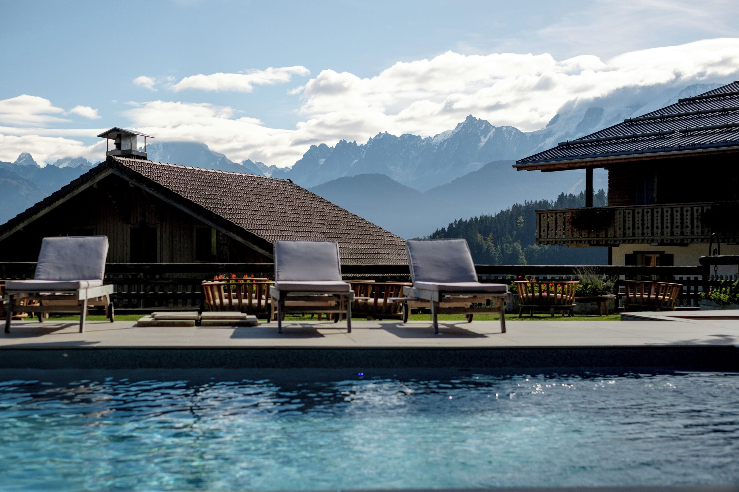 Piscine extérieure, chaises longues