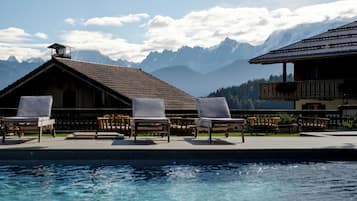 Piscine extérieure, chaises longues