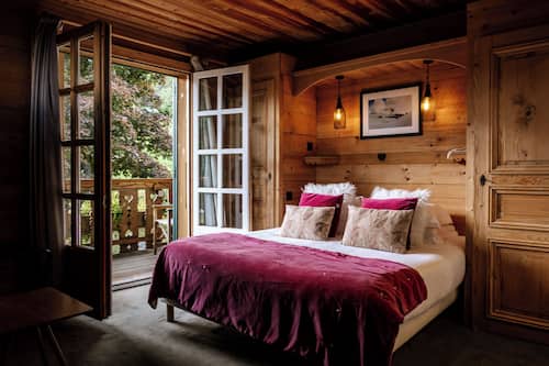 Premium bedding, in-room safe, desk, free WiFi