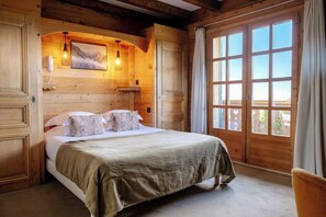 华丽双人房 | 高档床上用品、客房内保险箱、办公桌、免费 WiFi