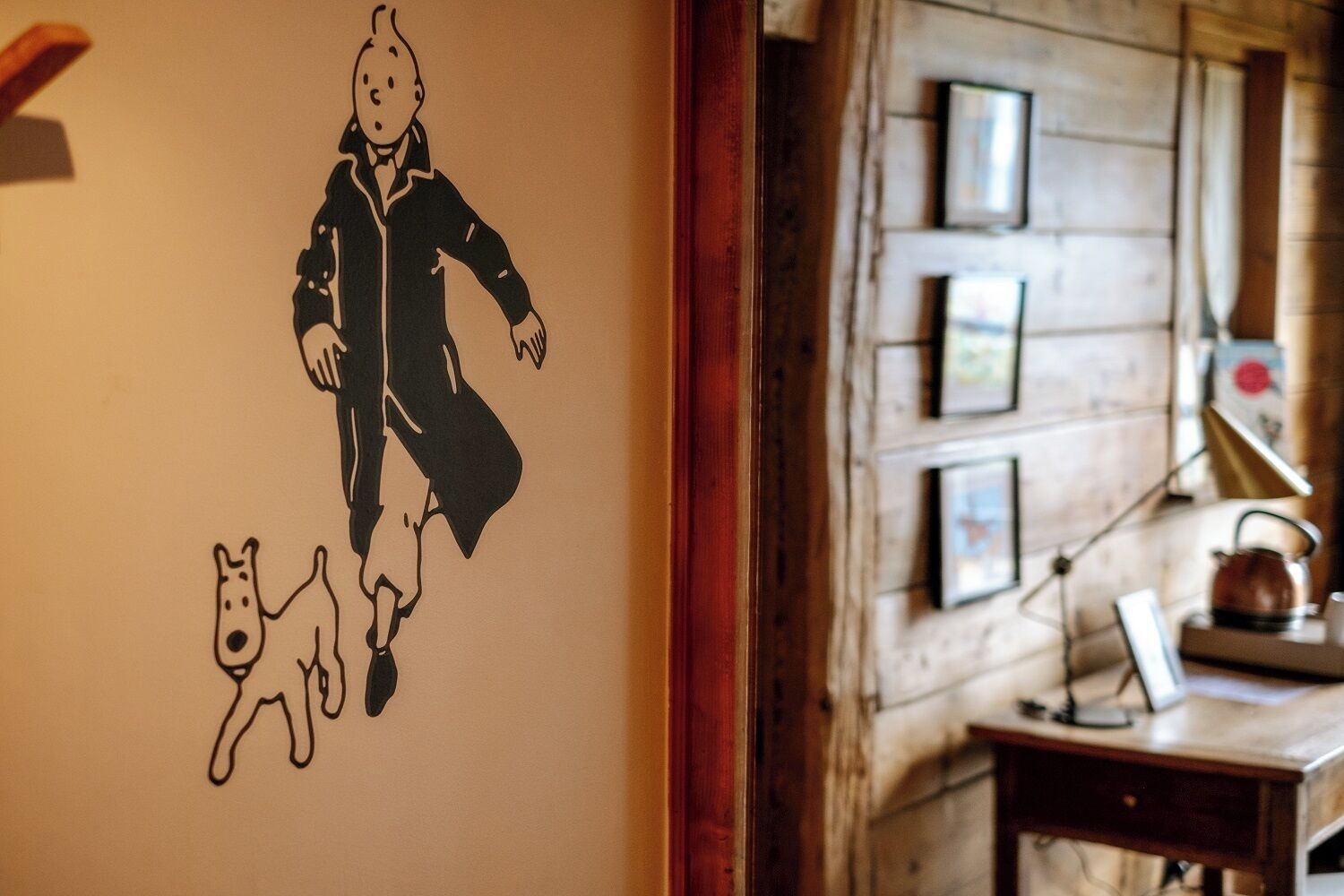 Pared con una ilustración en blanco y negro de un hombre y un perro.