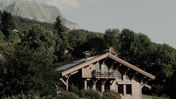 Chalet | Premium bedding, in-room safe, desk, free WiFi