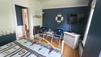 Room, 1 Queen Bed (Nautical Room) | Free WiFi