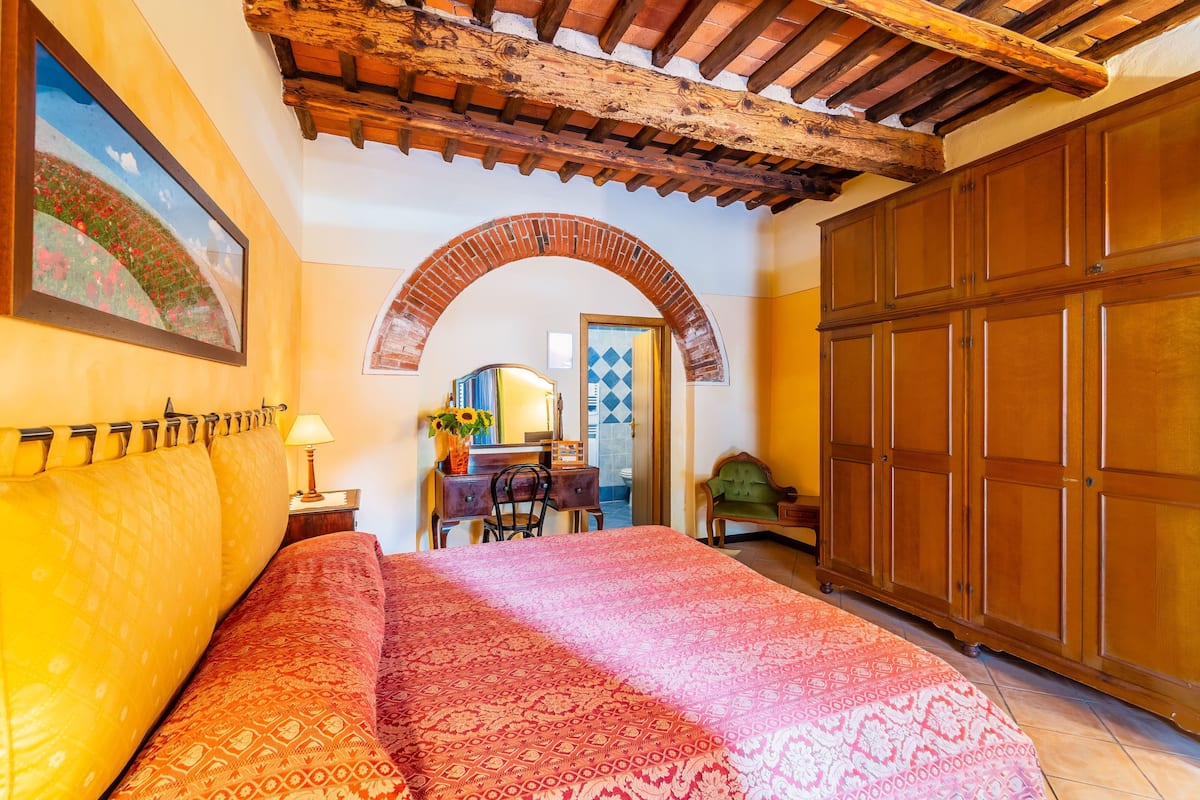 Double Room | WiFi (free), individually decorated, individually furnished, bed sheets