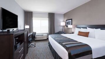 Een bureau, een strijkplank/strijkijzer, gratis babybedden