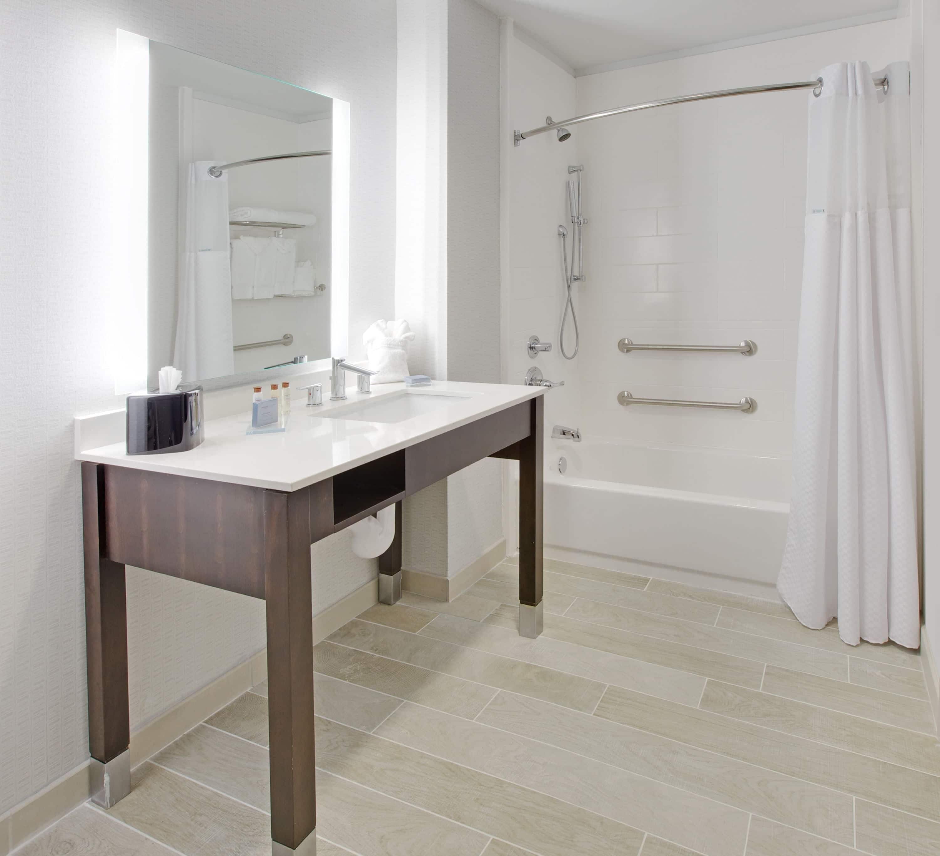 Rum - 2 queensize-sängar - tillgänglighetsanpassat - icke-rökare (Mobility,Hearing,Tub w/Grab Bars) | Tillgänglighetsanpassat badrum