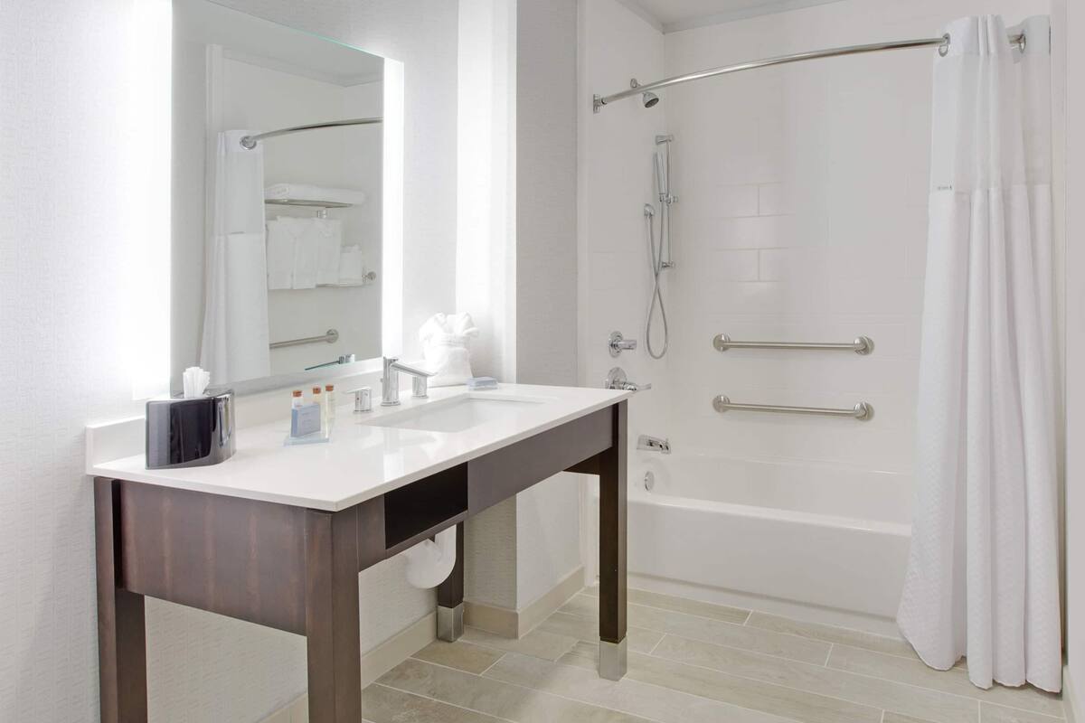 Rom, 2 queensize-senger, tilgjengelighetstilpasset, ikke-røyk (Mobility,Hearing,Tub w/Grab Bars) | Tilrettelagt bad