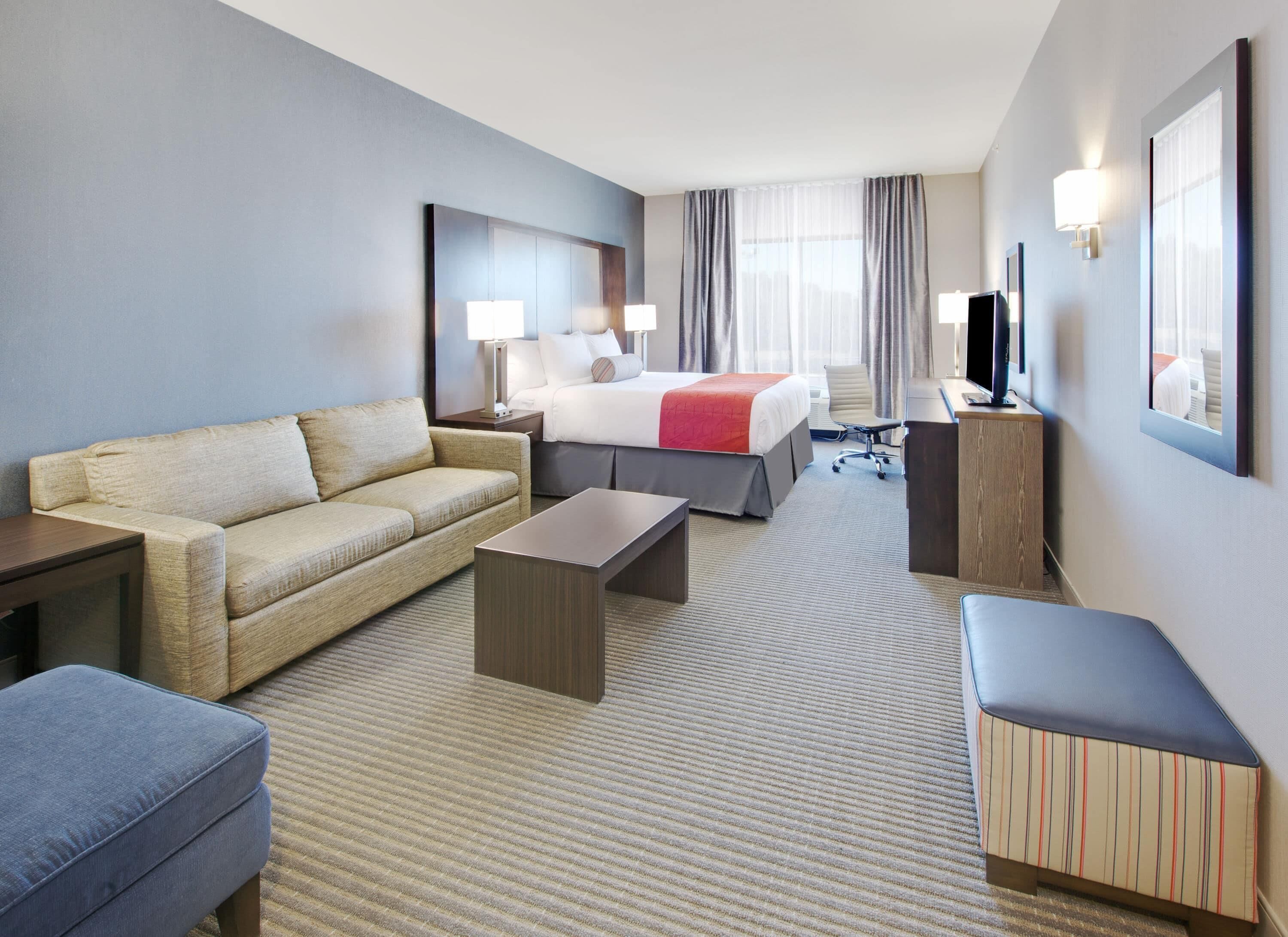 Deluxe Suite, 1 King Bed, Non Smoking (One-Bedroom) | In-room safe, desk, blackout drapes, soundproofing