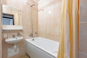 Deluxe Room, 1 Bedroom | Bathroom