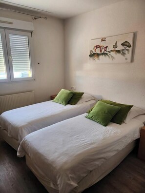 Chambre Standard avec lits jumeaux | Literie de qualité supérieure, fer et planche à repasser, Wi-Fi gratuit