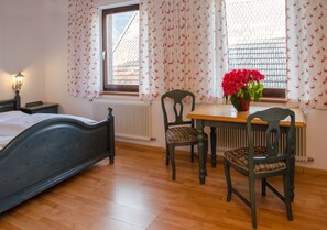 Habitació familiar, no fumadors, vistes a la muntanya | Cobrellits, decoració individual i roba de llit