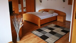 Double Room, Non Smoking, Mountain View | Down comforters, individually decorated, bed sheets - Hotel Garni Botenwirt (Spital am Pyhrn)