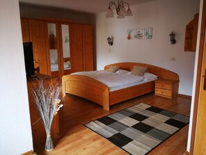 Double Room, Non Smoking, Mountain View | Down comforters, individually decorated, bed sheets - Hotel Garni Botenwirt (Spital am Pyhrn)
