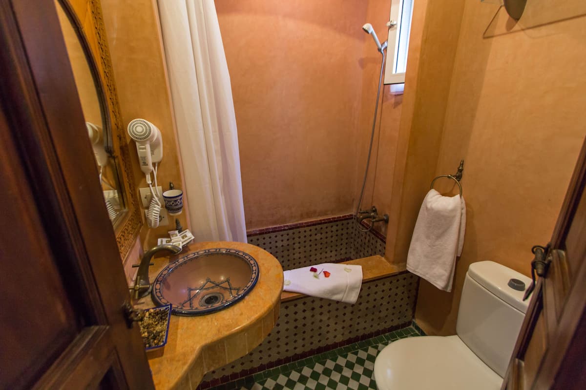 Dusche, Regendusche, Haartrockner, Handtücher