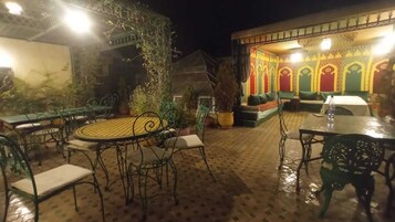 2 restaurantes: opção de café da manhã e jantar