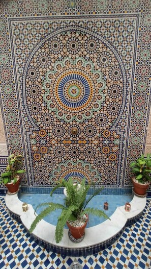Standard Double or Twin Room, 4 Bedrooms | Living area | 32-inch TV with satellite channels, books - Dar Fes Medina Ziat (Fes)