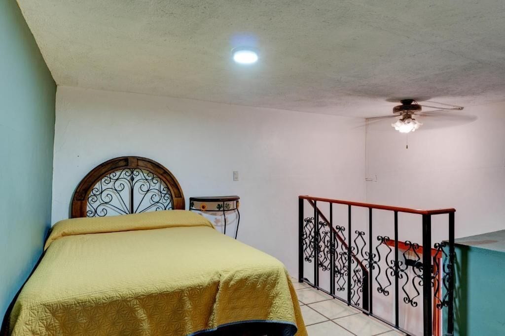 Chambre Quadruple Standard | Salle de bain | Douche, articles de toilette gratuits, sèche-cheveux