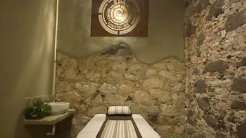 Tratamientos corporales y masajes con piedras calientes