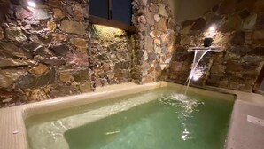 A stone-walled hot tub with a waterfall feature. - Hotel Casa del Sol (Guanajuato)